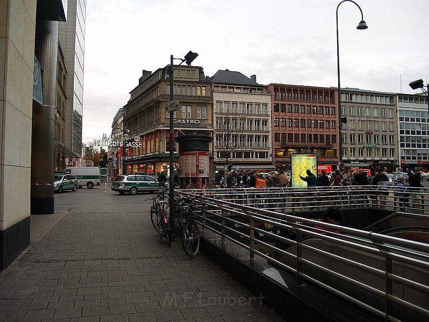 Herrenlose Einkaufstuete gesprengt Koeln Schildergasse P300.JPG